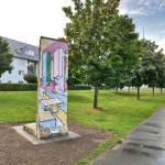 Stück der Berliner Mauer auf dem Platz der Deutschen Einheit