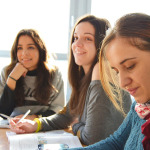 Drei Sprachschülerinnen während des Unterrichts