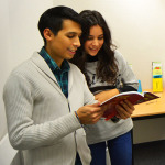 Zwei ausländische Studierende betrachtet einen Katalog.
