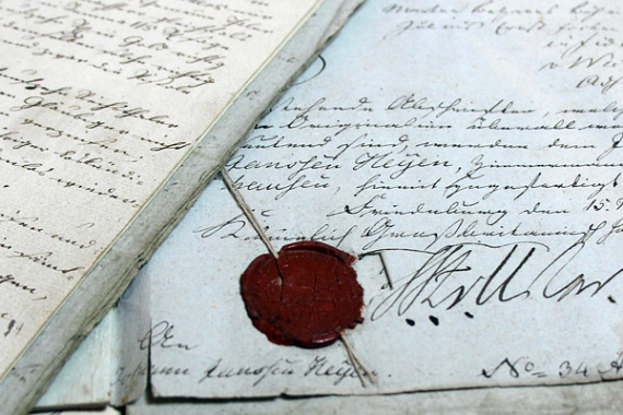 Historische Urkunde mit Wachssiegel.