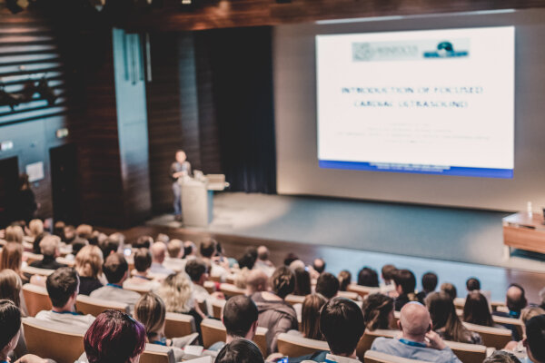 Präsentation bei einer Konferenz vor vielen Leuten