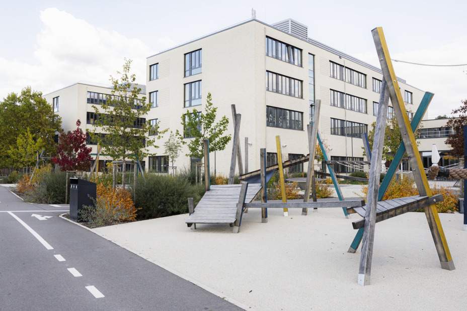 Schulhof des Schulcampus Werderau in der Maiacher Straße im Oktober 2025 mit Spielelement im Vordergrund und Schulgebäuden im Hintergrund., Bild © Giulia Iannicelli