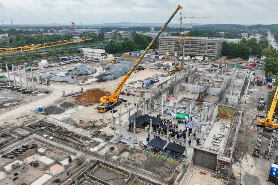 Drohnenaufnahme des sich im Bau befindlichen Schulzentrums Breslauer Straße im September 2025., Bild © Firma Goldbeck