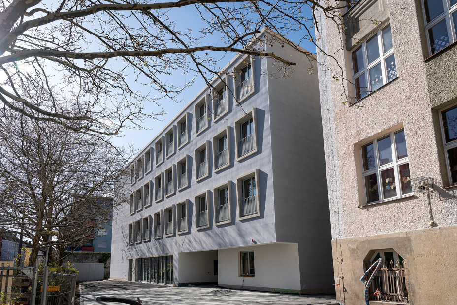 Außenansicht des Neubaus auf dem Gelände der Ludwig-Uhland-Grundschule., Bild © Julian Wachtler / wbg Nürnberg GmbH