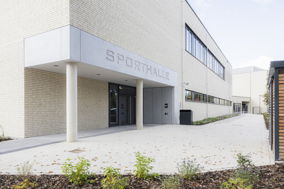 Außenansicht der Sporthalle des Schulcampus Werderau in der Maiacher Straße im Oktober 2025., Bild © Giulia Iannicelli