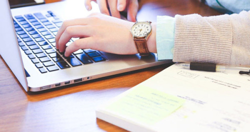 Student mit Buch, Laptop und Teebecher. © Pixabay