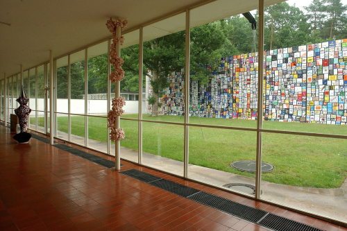Blick vom Hauptgang in einen Innenhof in der Akademie der Bildenden Künste.