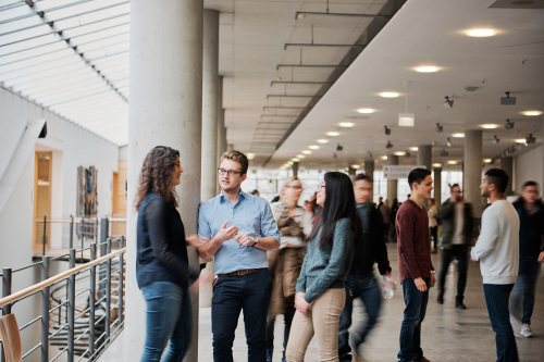 Studenten im Foyer der TH Nürnberg.