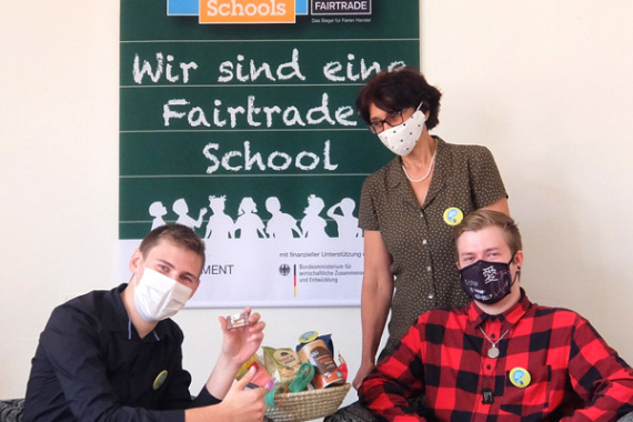 Schüler vor dem Fair Trade School Logo