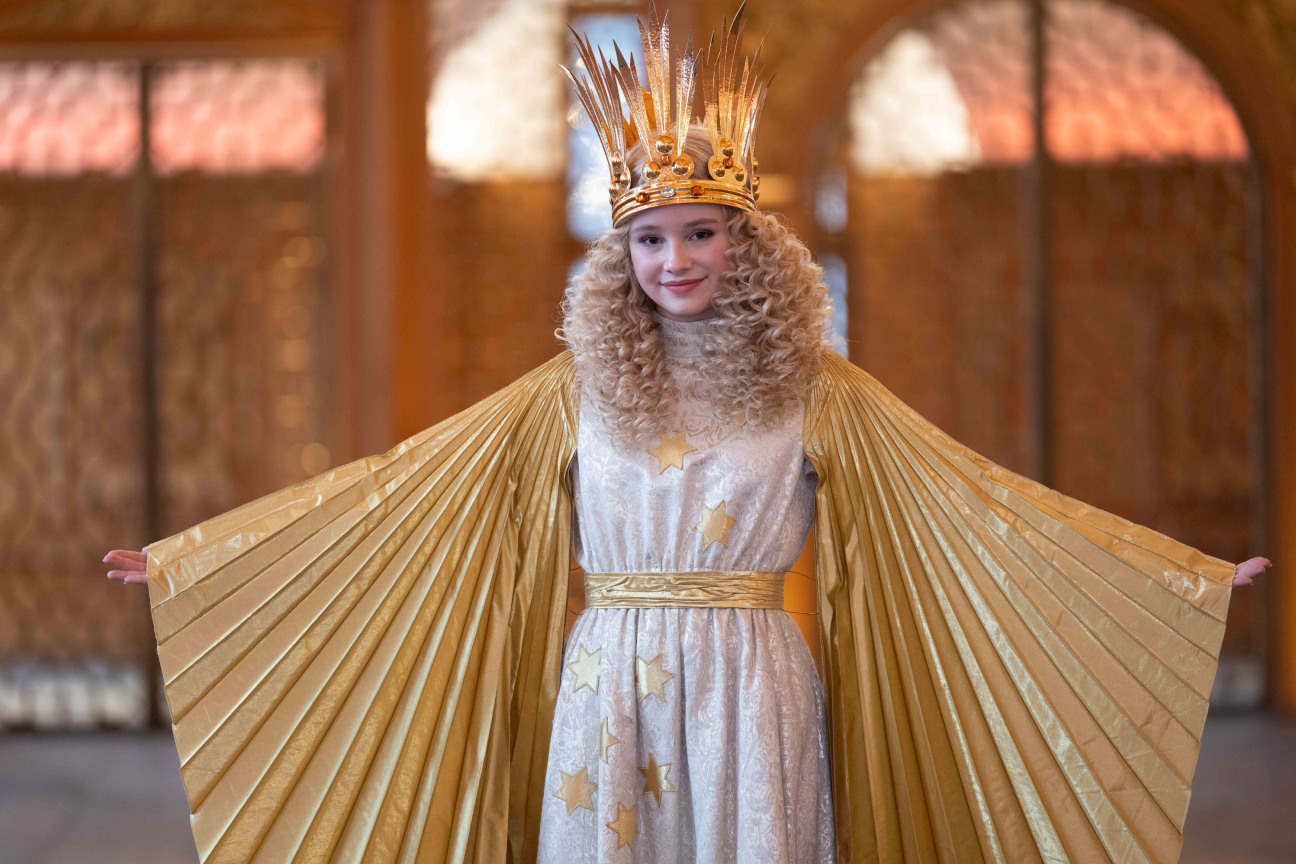 Christkind Nora Falk im Kostüm.