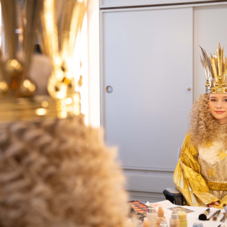 ( Bild: Christine Dierenbach / Christine Dierenbach / Stadt Nürnberg ) Christkind Nora bei seiner ersten Anprobe.