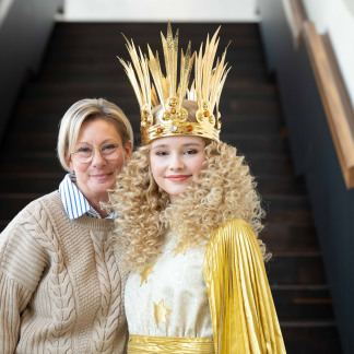 ( Bild: Christine Dierenbach / Christine Dierenbach / Stadt Nürnberg ) Christkind Nora mit Christkind-Betreuerin Susanne Randel.