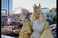Bild Christkind Teresa Windschall erreicht den deutschen Weihnachtsmarkt in Baltimore an Bord eines Schiffs.
