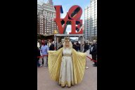 Bild Christkind Teresa Windschall besucht das „Christmas Village“ im LOVE-Park in Philadelphia.