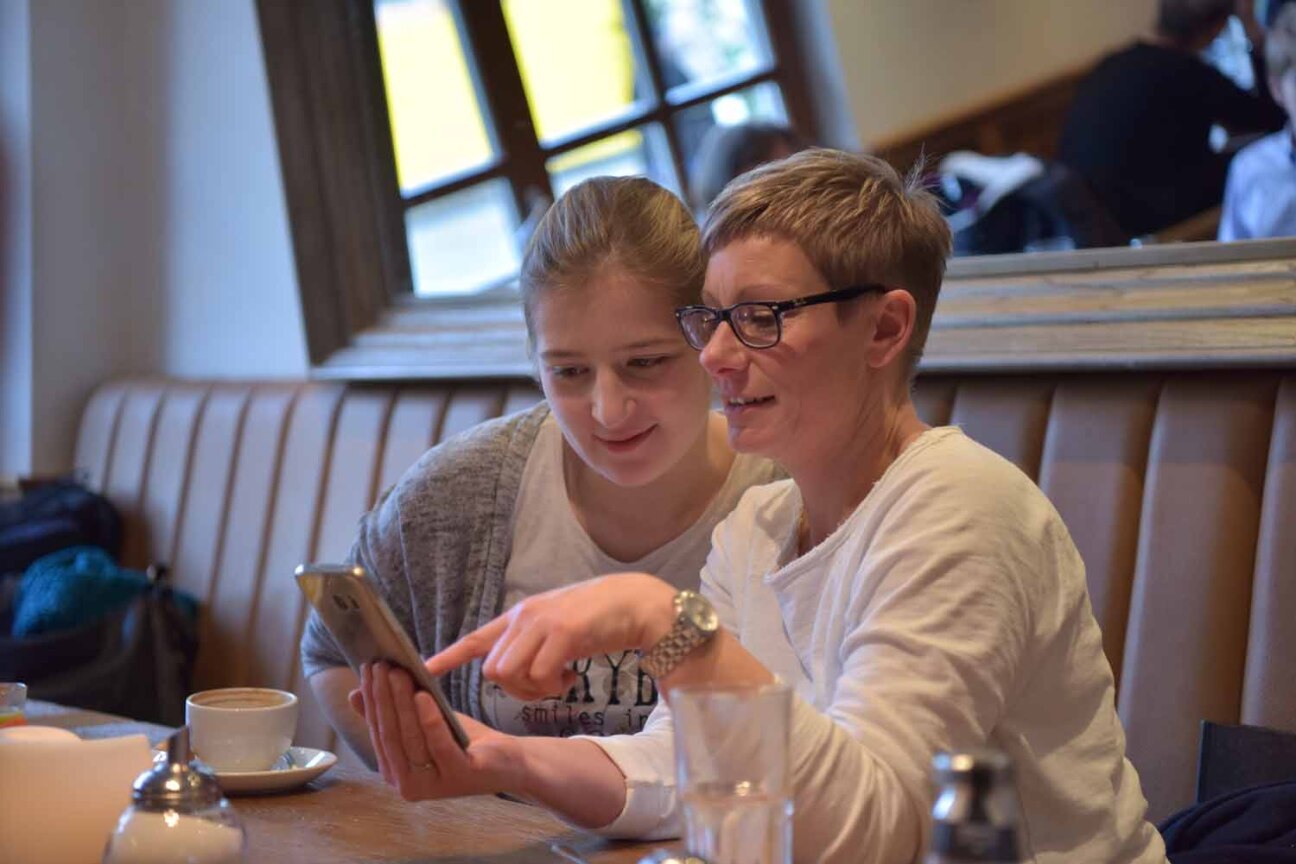 Christkindbetreuerin Susanne Randel sitzt mit Christkind Rebecca Ammon am Morgen des Eröffnungstags in einem Café., Bild © bild_copyright