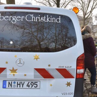 Das Christkind und ihre Betreuerin.