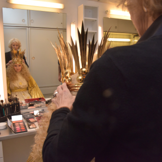 Dem Christkind in der Maske.