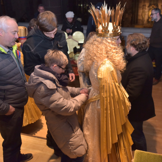 Das Christkind wird für den großen Auftritt vorbereitet.