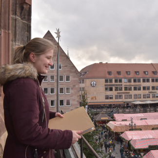 Das Christkind bei der Tonprobe.