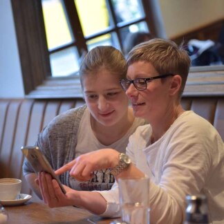 Das Christkind und ihre Betreuerin.