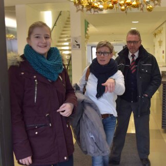 Das Christkind und ihre Betreuerin.