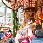 Christkind Nelli sitzt auf einem Karussell-Pferd auf der Nürnberger Kinderweihnacht.