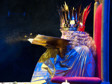 Foto vom Christ·kind mit einer Krone. Das Christ·kind sitzt auf einem Thron. Und das Christ·kind hält ein goldenes Buch in den Händen., Bild © Christine Dierenbach / Stadt Nürnberg