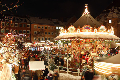 Karussell und Marktstände auf der Nürnberger Kinderweihnacht.