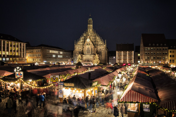 Blick über den Christkindlesmarkt auf die Frauenkirche.