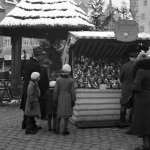 1935: Besucher vor einer Bude mit Zwetschgenmännle.