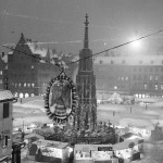 1937: Blick über den abendlichen Markt.