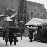 1938: Christkindlesmarkt im Schnee. Im Hintergrund Rathaus und Schöner Brunnen.