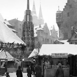 1938: Kinder auf dem verschneiten Christkindlesmarkt.