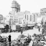 1948: Der erste Markt nach dem Zweiten Weltkrieg. Das Rathaus ist stark beschädigt
