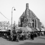 1948: Blick auf den Markt. Im Hintergrund zerstörte Gebäude und die Frauenkirche.