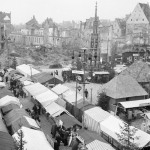 1949: Blick über den Christkindlesmarkt. Im Hintergrund die zerstörte Stadt.