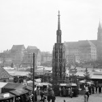1949: Blick auf den Markt. Im Vordergrund der Schöne Brunnen.