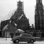 1952: Aufbau des Christkindlesmarkts.