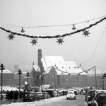 1956: Auf der weihnachtlich dekorierten Museumsbrücke dürfen noch Autos fahren.