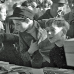Zwei Jungen bestaunen die Auslage einer Bude auf dem Nürnberger Christkindlesmarkt im Jahr 1949.