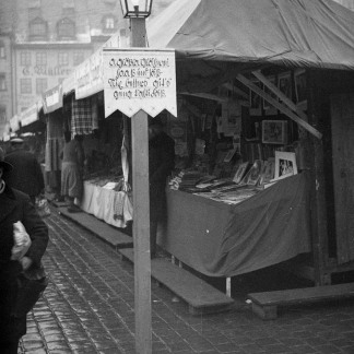 ( Bild: Stadtarchiv A39 I 11 D / Stadtarchiv A39 I 11 D / Stadt Nürnberg ) 1935: Verregnete Budengasse.