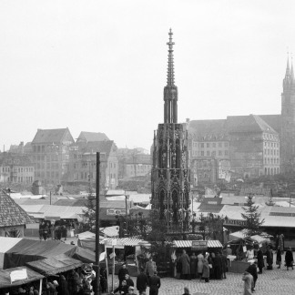 ( Bild: Stadtarchiv A39 I 308 D / Stadtarchiv A39 I 308 D / Stadt Nürnberg ) 1949: Blick auf den Markt. Im Vordergrund der Schöne Brunnen.