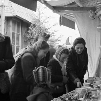 ( Bild: Stadtarchiv A39 I 289 D / Stadtarchiv A39 I 289 D / Stadt Nürnberg ) 1948: Frauen und Mädchen begutachten das Warenangebot.