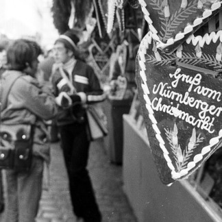 ( Bild: Stadtarchiv A40 L 2370 8 / Stadtarchiv A40 L 2370 8 / Stadt Nürnberg ) 1977: Ein süßer Gruß vom Markt.