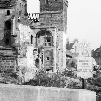 ( Bild: Stadtarchiv A39 I 159 D / Stadtarchiv A39 I 159 D / Stadt Nürnberg ) 1948: Werbung für den Markt inmitten der Trümmer des Zweiten Weltkriegs.