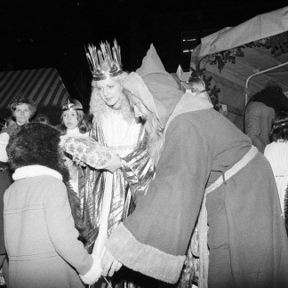 ( Bild: Stadtarchiv A40 L 2020 F2 6 / Stadtarchiv A40 L 2020 F2 6 / Stadt Nürnberg ) 1975: Christkind Michaela Kraus und der Nikolaus beschenken Kinder auf dem Markt.