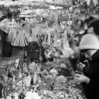 ( Bild: Stadtarchiv A40 L 3730 9 / Stadtarchiv A40 L 3730 9 / Stadt Nürnberg ) 1982: Besucher betrachten Krippen und Strohengel an einer Bude.