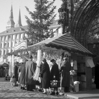 ( Bild: Stadtarchiv A39 I 662 D / Stadtarchiv A39 I 662 D / Stadt Nürnberg ) 1956: Bude mit Lametta. Im Hintergrund das neue Rathaus.