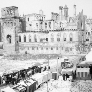 ( Bild: Stadtarchiv A39 I 444 D / Stadtarchiv A39 I 444 D / Stadt Nürnberg ) 1950: Rund um den Markt ist die Stadt nach wie vor weitgehend zerstört.