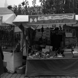 ( Bild: Stadtarchiv A39 I 15 D / Stadtarchiv A39 I 15 D / Stadt Nürnberg ) 1937: Buden rund um den Schönen Brunnen.